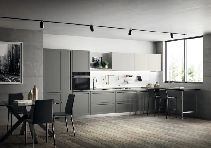 Landhausküche in Grau matt, Creme mit Arbeitsplatte aus Grau matt von Scavolini