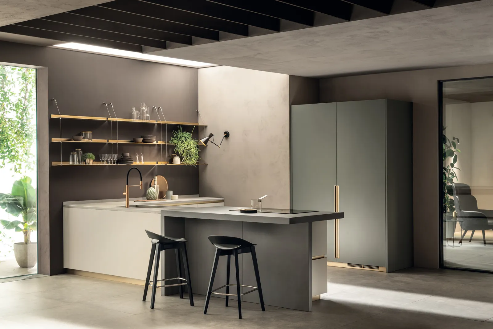 Minimalistische Küche in Weiß matt und Salbeigrün matt mit Arbeitsplatte aus Keramik Noir Desir 12mm von Scavolini