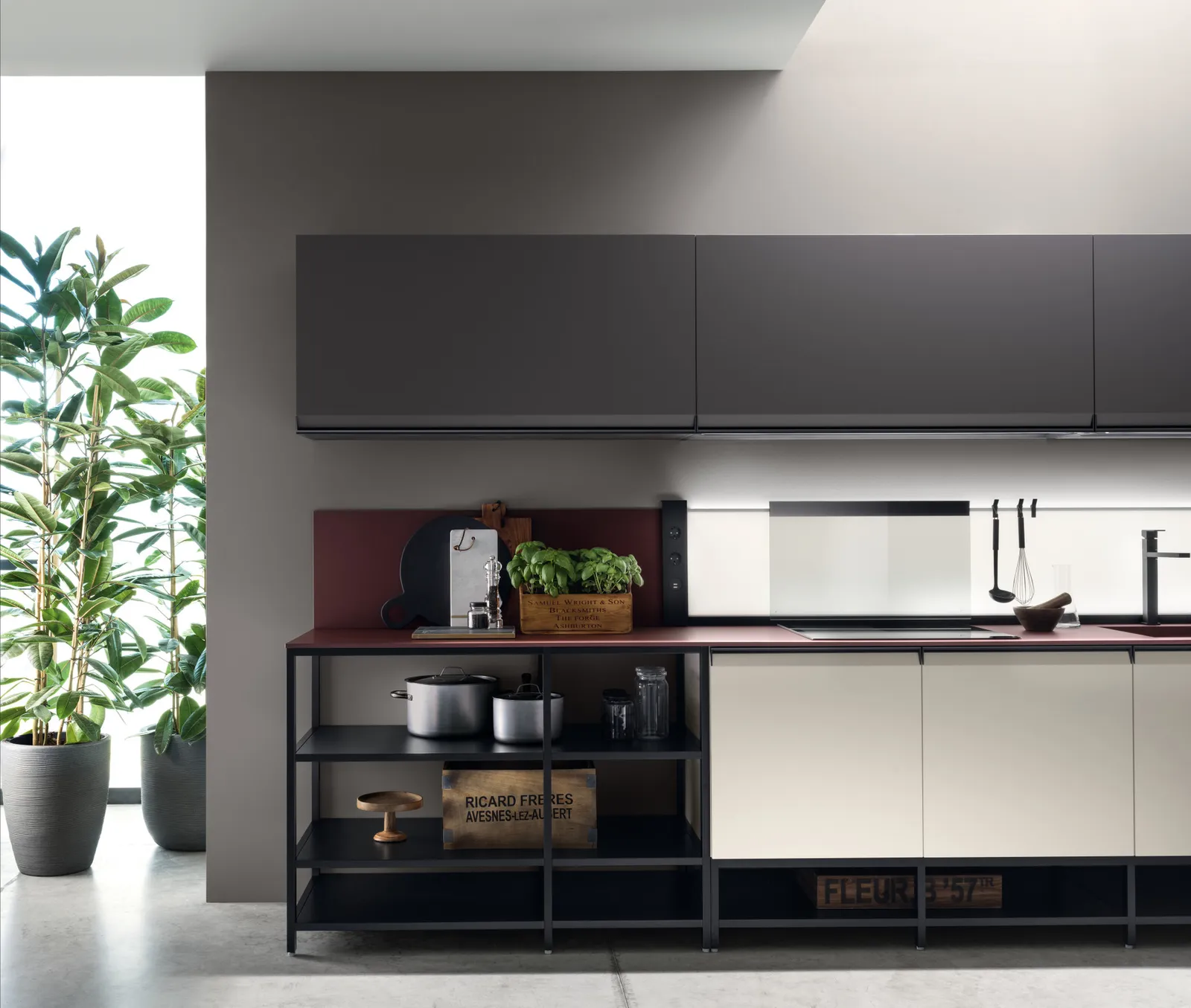 Moderne Küche in Anthrazit matt, Creme matt mit Arbeitsplatte aus Keramik von Scavolini