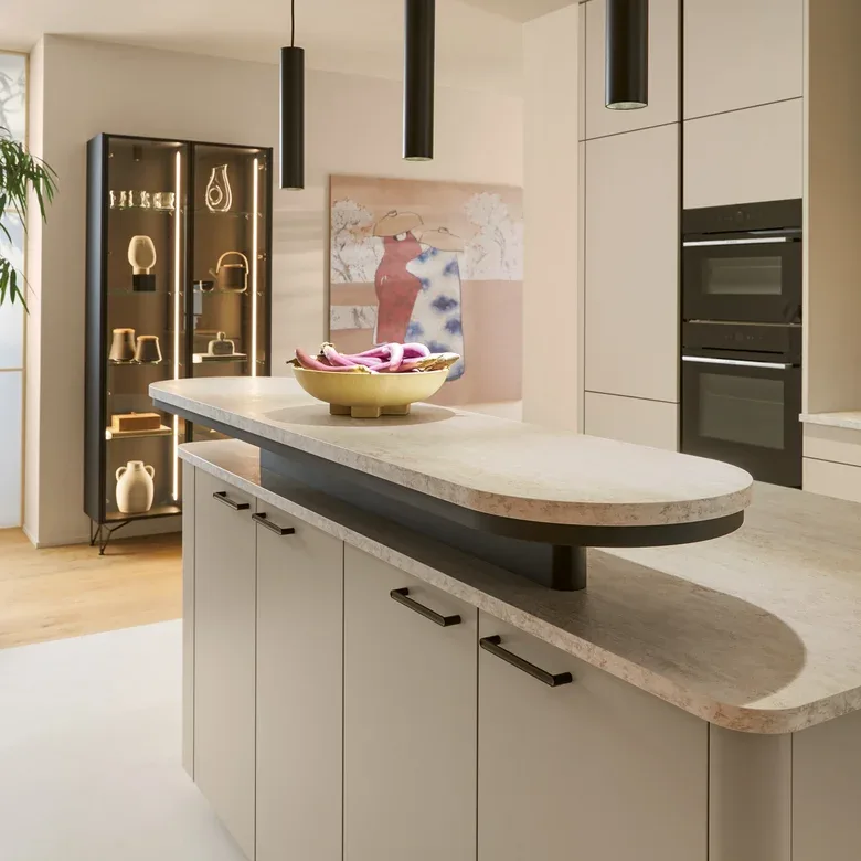 Schüller Casa – Inselküche Kaschmir matt – Weiß matt mit Holz natur