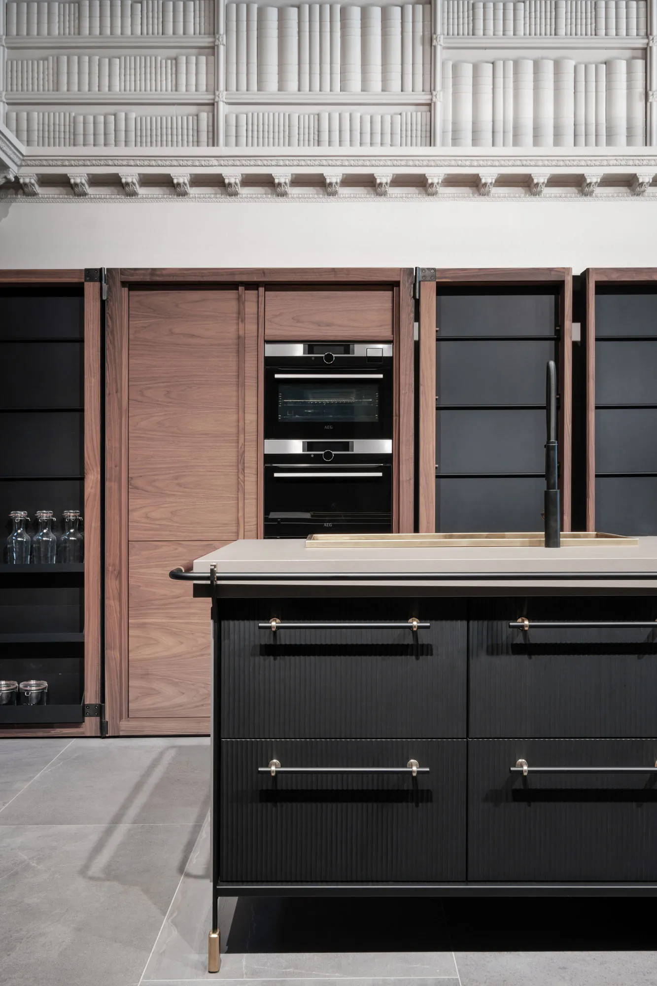 Moderne Küche in Nussbaum-Holzfurnier mit Schwarz matt, Arbeitsplatte aus Massivfarbig Beige (keine Marmorierung sichtbar) von Scic