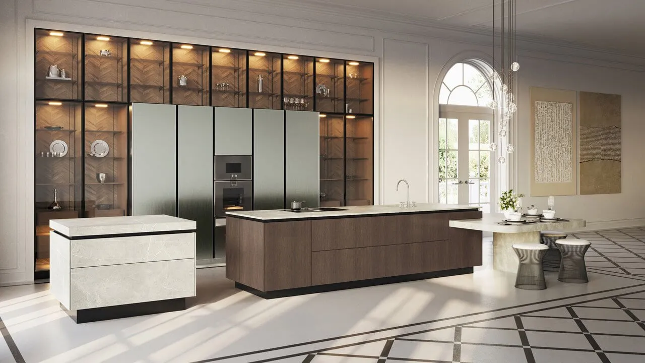 Moderne Küche mit Kochinsel in Bronze/Nussbaum matt mit Arbeitsplatte aus Keramik Marmor weiß geädert von SieMatic