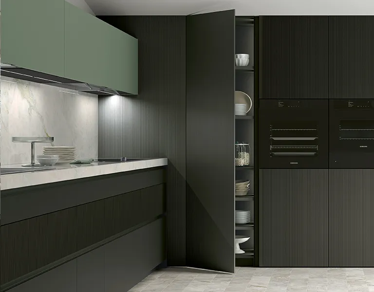 Moderne Küche in Salbeigrün matt und Dunkelgrau Holzstruktur mit Arbeitsplatte aus Marmor weiß grau geädert von Stosa Cucine