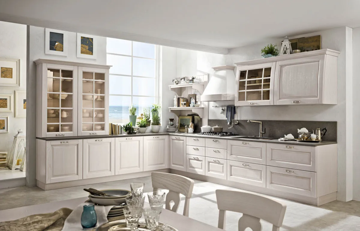 Landhausküche in L-Form in Creme-Weiß (Kaschmir-Eiche Natur) mit Arbeitsplatte aus Beton-Optik dunkelgrau von Stosa Cucine