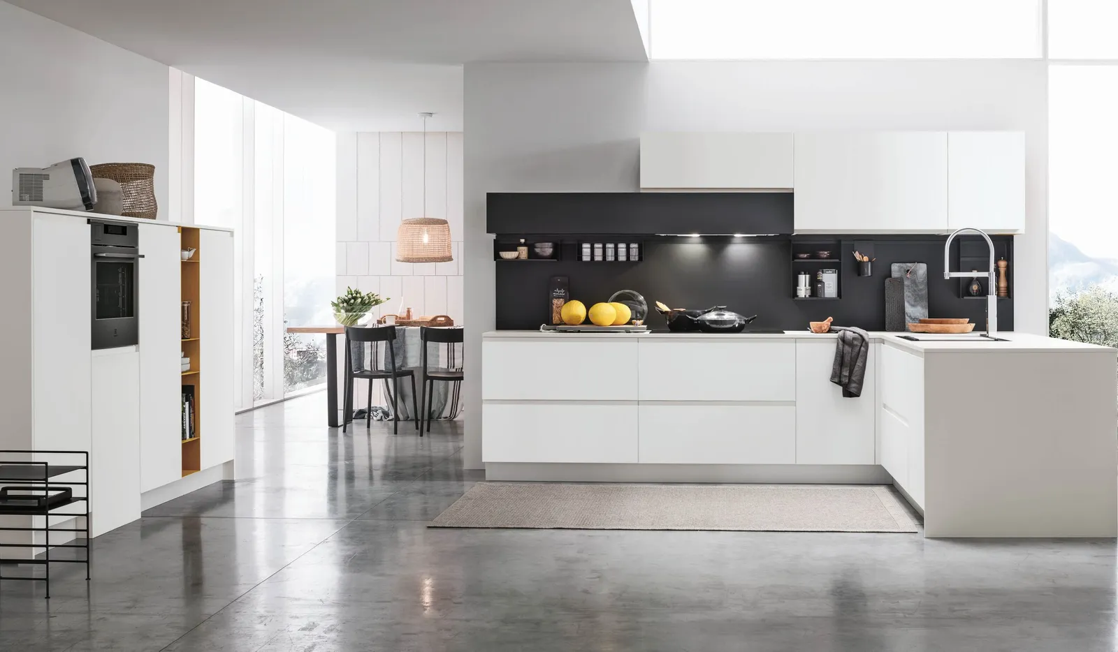 Moderne Küche mit Kochinsel in Weiß matt mit schwarzer Rückwand, Arbeitsplatte aus Kompaktlaminat Weiß 13mm von Stosa Cucine