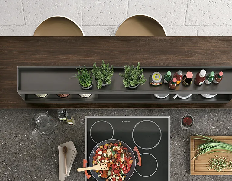 Minimalistische Küche in Taupe UM218 matt + Bronze Metallic mit Arbeitsplatte aus Keramik Oxide Moro 12mm von Stosa Cucine