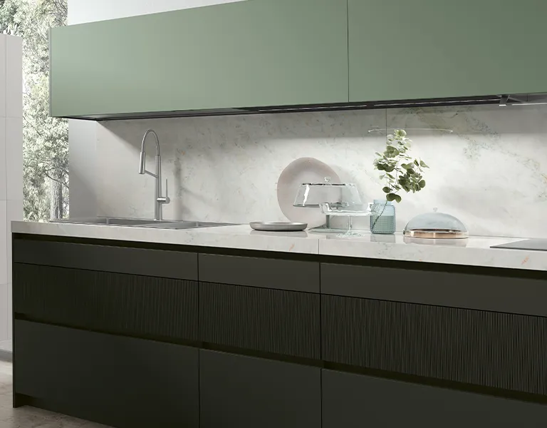 Moderne Küche mit Kochinsel in Salbeigrün und Dunkelgrau mit Arbeitsplatte aus Keramik Calacatta Oro 20mm von Stosa Cucine