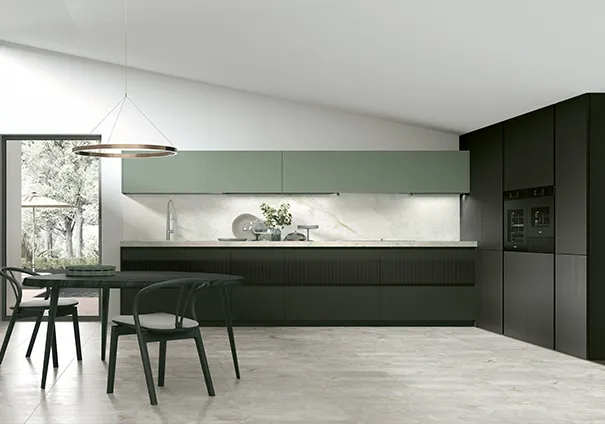 Skandinavische Küche in Salbeigrün matt / Dunkelgrün matt gerillt mit Arbeitsplatte aus Keramik Marmor-Optik weiß geädert von Stosa Cucine