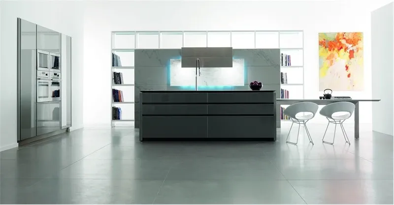 Moderne Küche in Anthrazit / Grau Hochglanz mit Arbeitsplatte aus Granit Nero Assoluto 20mm von Toncelli