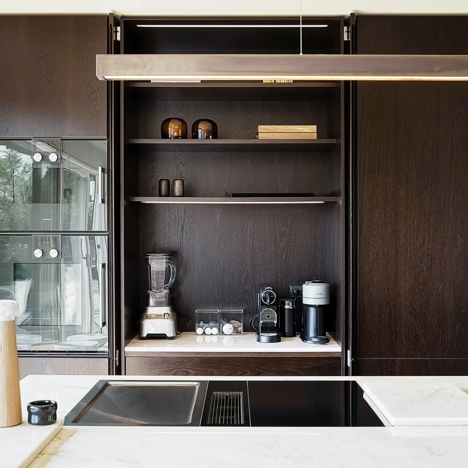 Moderne Küche in Dunkelbraun mit Arbeitsplatte aus Dekton Industrial Look hell 12mm von Uno Form
