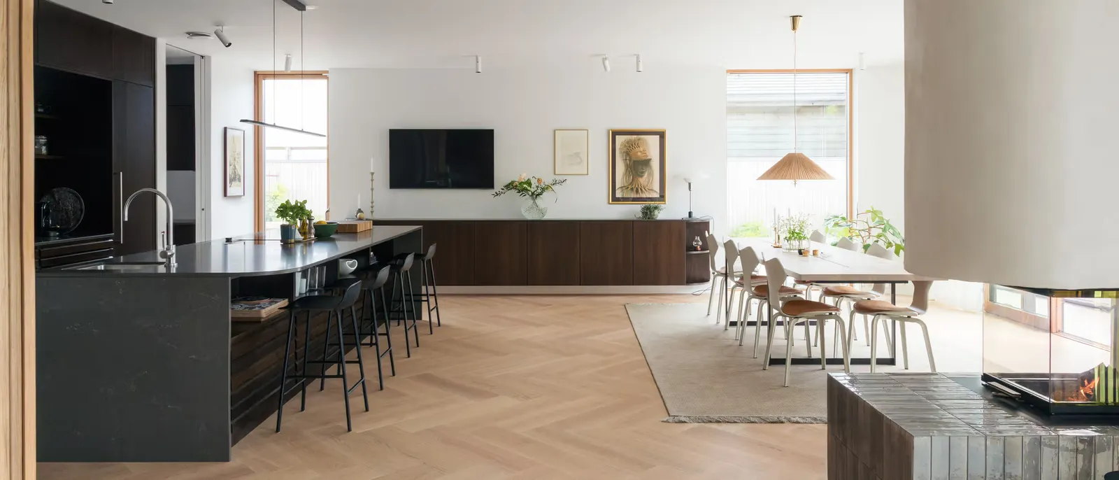 Moderne Küche in Schwarz und Dunkelbraun mit Arbeitsplatte aus Laminat Marmor Carrara dunkel 28mm von Uno Form