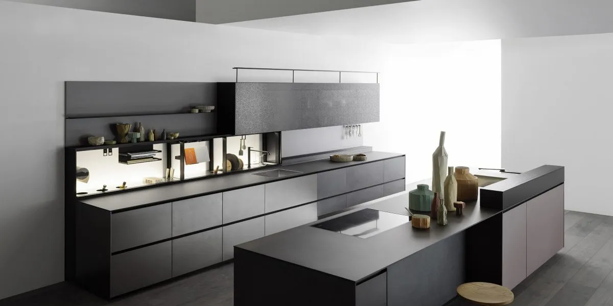 Landhausküche in Anthrazit matt mit Arbeitsplatte aus Keramik Anthrazit matt von Valcucine