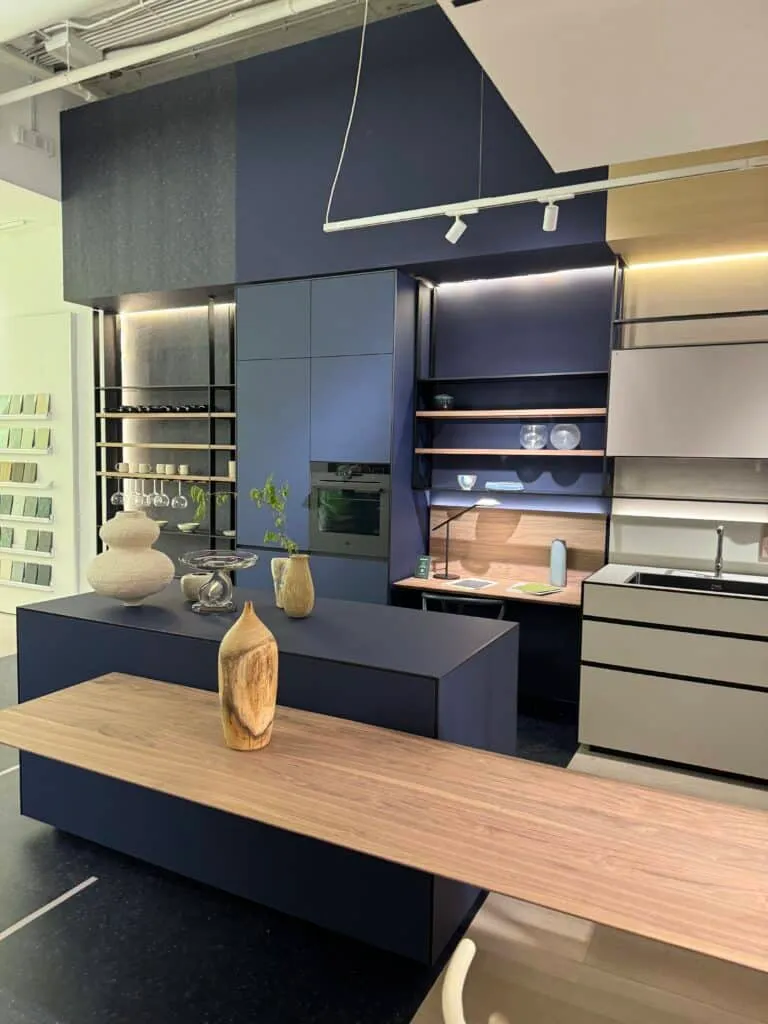 Skandinavische Küche in L-Form in Dunkelblau und Holz natur mit Arbeitsplatte aus Kompaktschichtholz Eiche 40mm von Valcucine