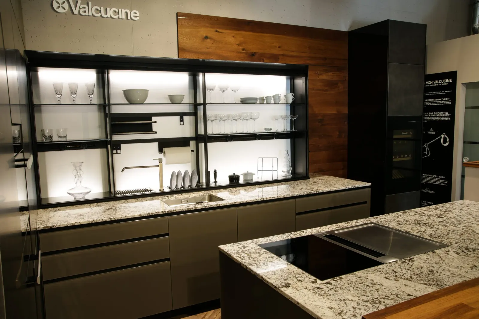 Klassische Küche in Taupe/Bronze glänzend mit Arbeitsplatte aus Granit hell (weiß-beige meliert mit dunkler Äderung) poliert 20mm von Valcucine