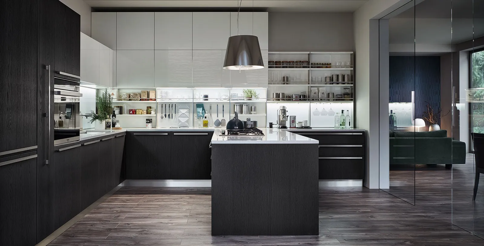 Minimalistische Küche in Weiß matt mit Marmoroptik, Arbeitsplatte aus Marmor weiß mit grauer Äderung von Veneta Cucine