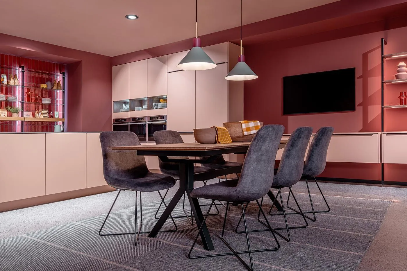 Landhausküche in Rosé/Altrosa mit Arbeitsplatte aus Granit in Grau von Xeno