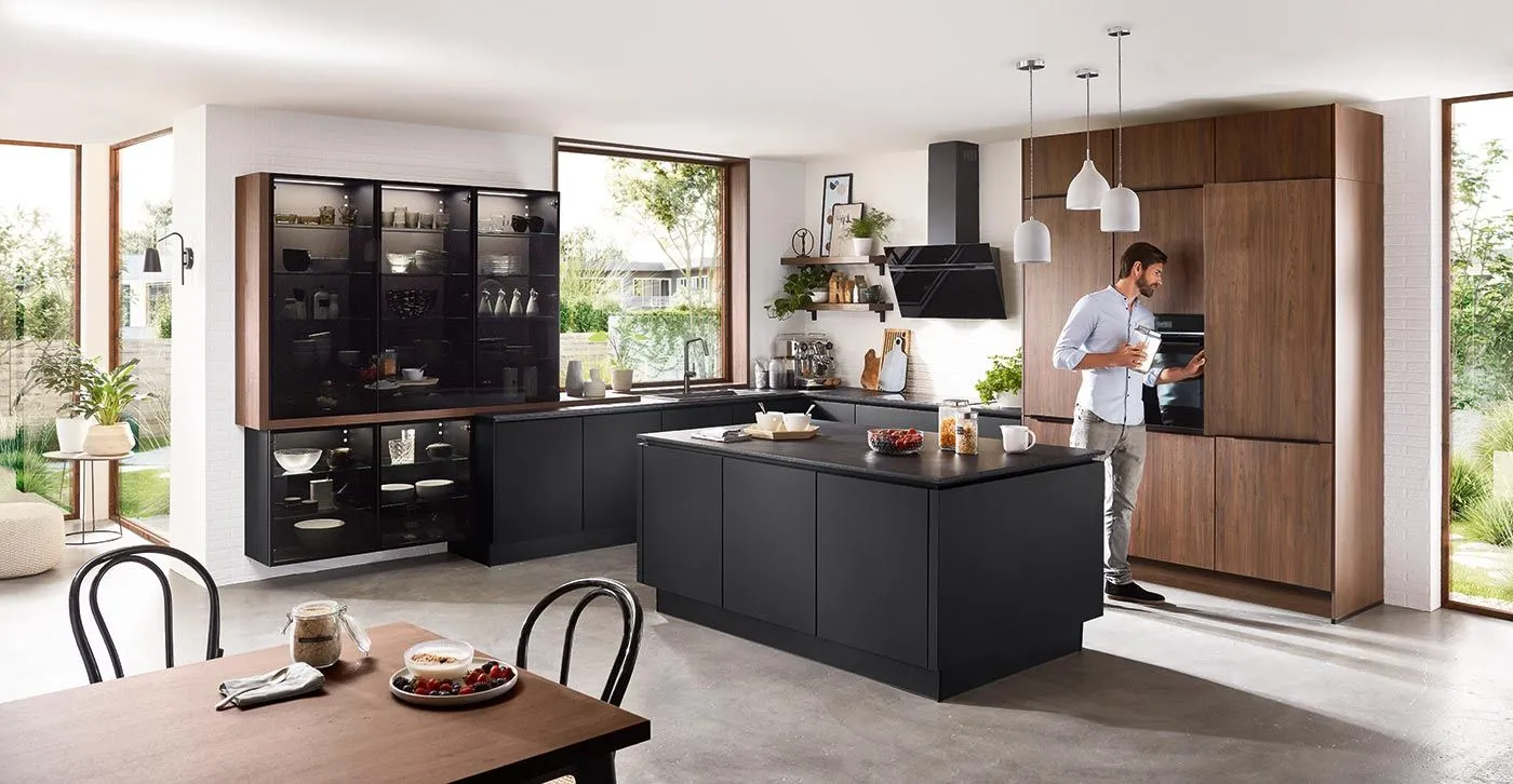 Moderne Küche mit Kochinsel in Weiß und Dunkelbraun mit Arbeitsplatte aus Keramik Nero Marquina 12mm von Xeno