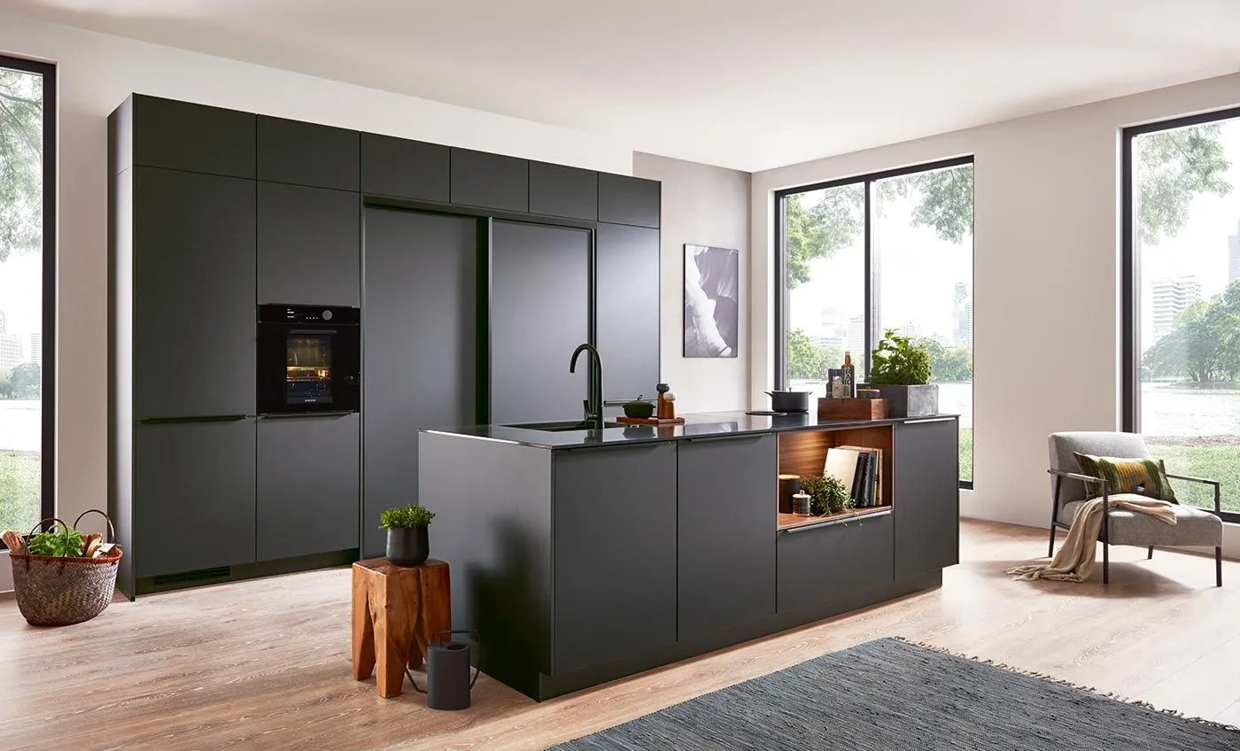 Moderne Küche in Anthrazit mit Arbeitsplatte aus Granit in Schwarz von Xeno