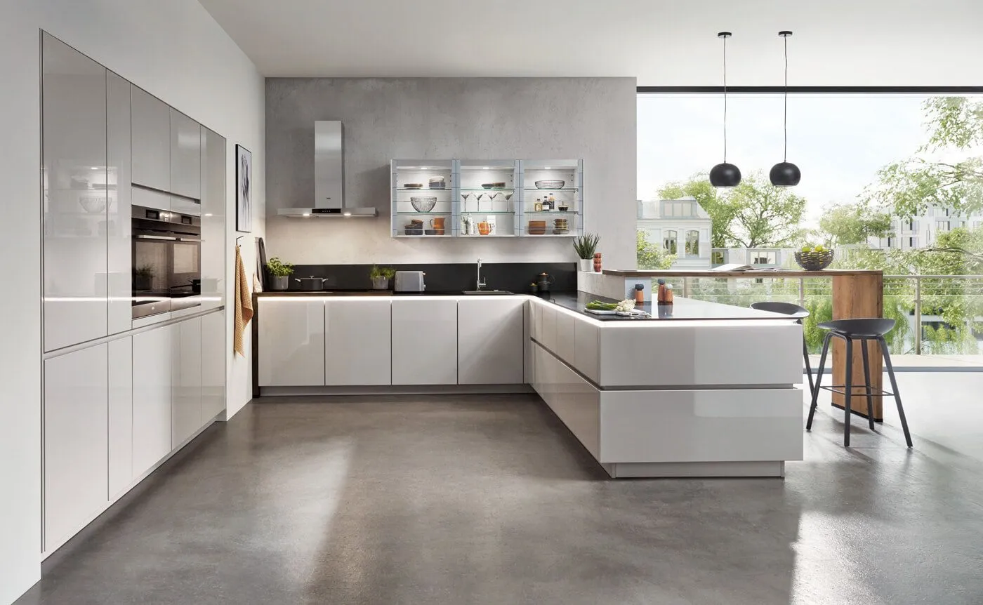 Moderne Küche in Weiß/Hellgrau mit Arbeitsplatte aus Keramik Beton anthrazit 12mm von Xeno
