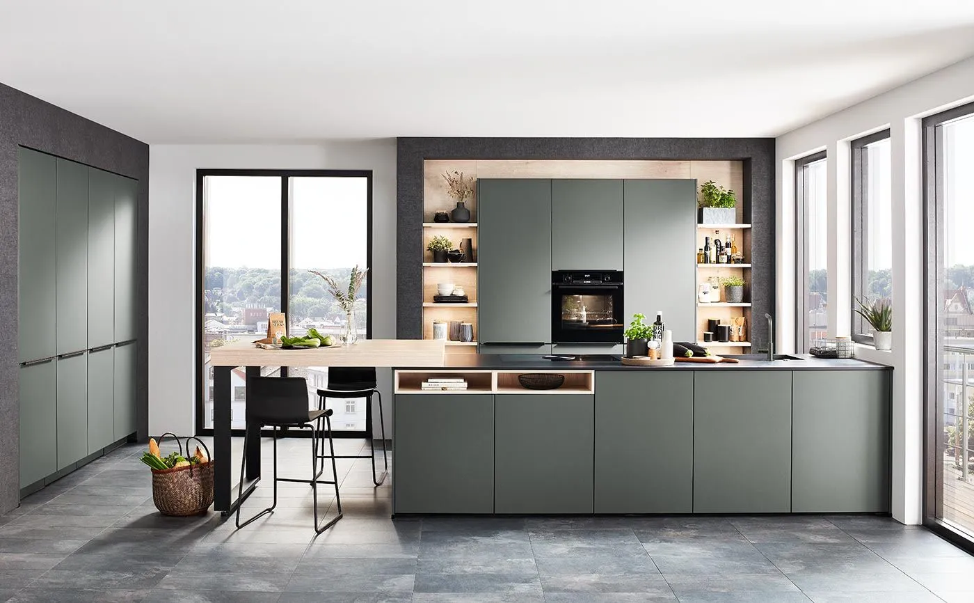 Industrial-Küche in Salbeigrün und Holz mit Arbeitsplatte aus Keramik Beton dunkel 12mm von Xeno