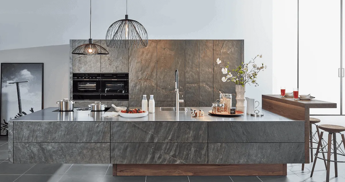 Industrial-Küche in Graphit mit Holzakzenten, Arbeitsplatte aus Dekton von Zeyko