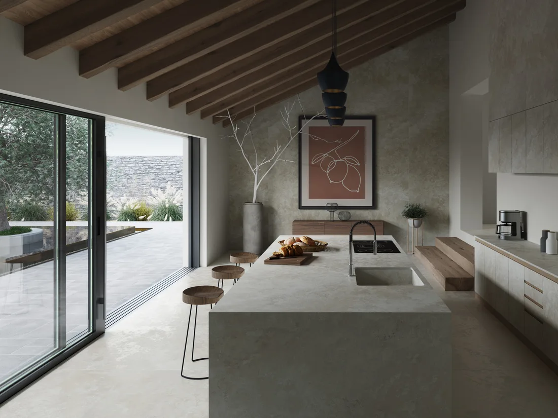 Offene Küche mit Kochinsel und Arbeitsplatte aus hellem Neolith-Sinterstein