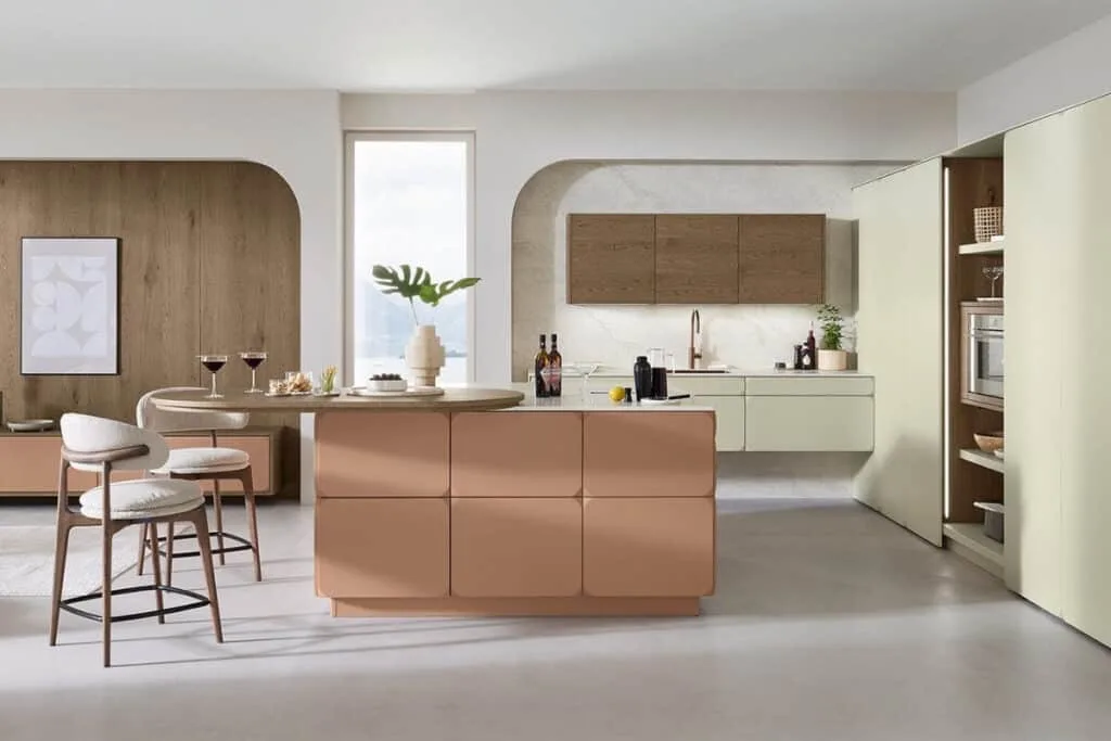 Moderne Inselküche mit Materialmix aus Kupfer- und Grüntönen sowie Holzoberschränken, hochwertige Verarbeitungsdetails sichtbar