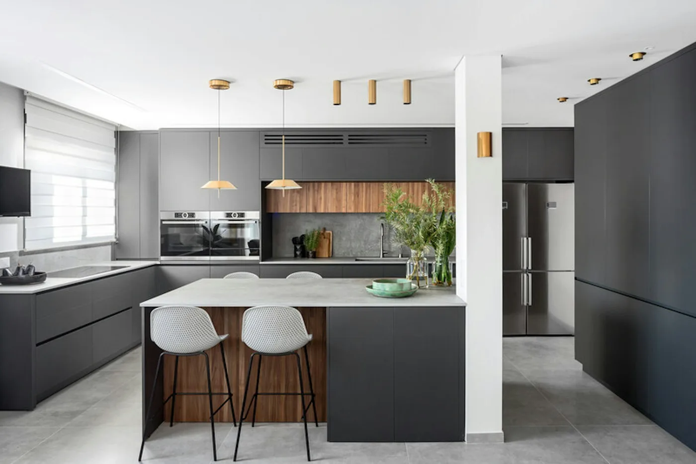 Anthrazitfarbene Küche mit Kochinsel aus Dekton-Sinterstein in Betonoptik