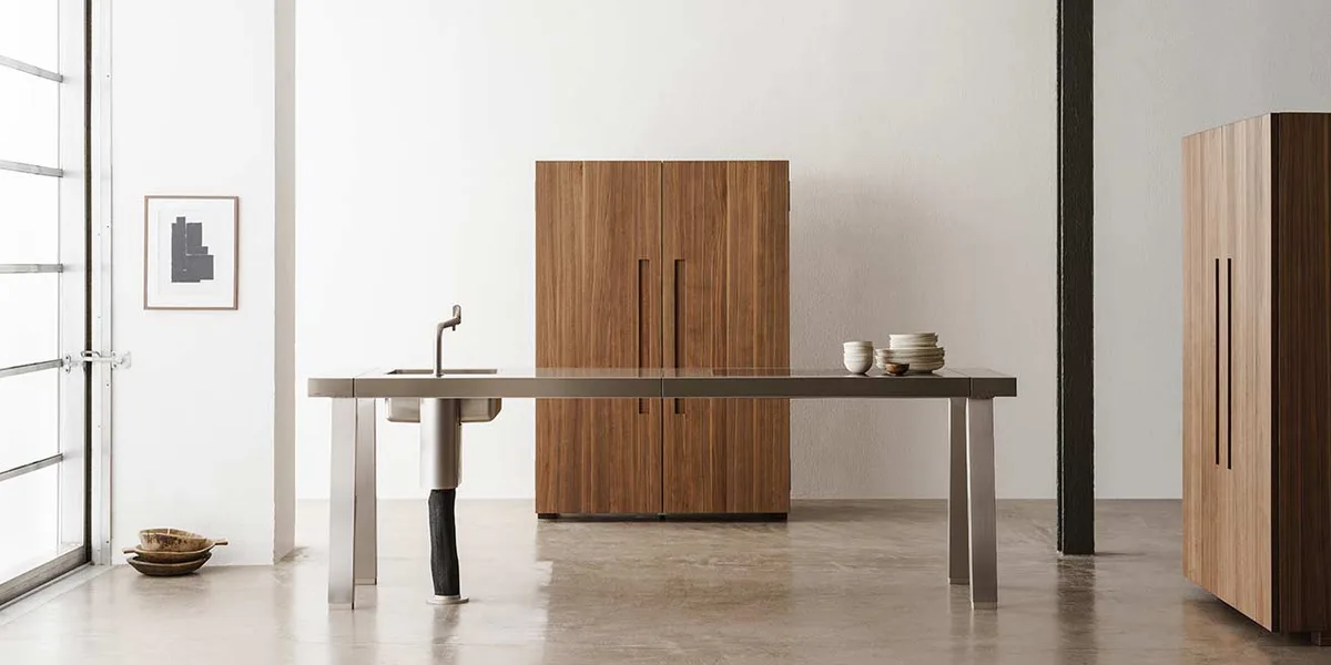 bulthaup b2 Ensemble aus freistehender Edelstahl-Werkbank mit Spüle, Nussbaum-Werkschrank und Geräteschrank in einem Loft