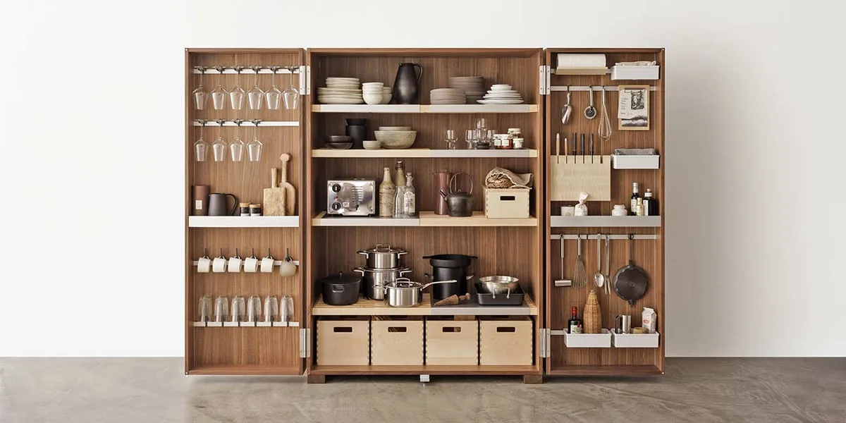 Geöffneter bulthaup b2 Werkschrank in Nussbaum mit Ordnungssystem für Gläser, Geschirr, Töpfe und Küchenwerkzeug