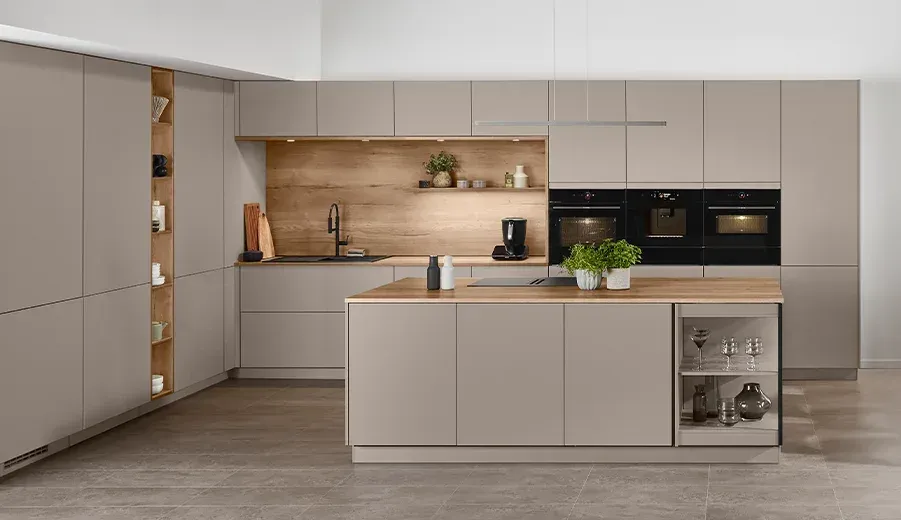 Nobilia Senso Küche in Taupe mit Reihe eingebauter Geräte: Backofen, Kaffeevollautomat, Kombibackofen