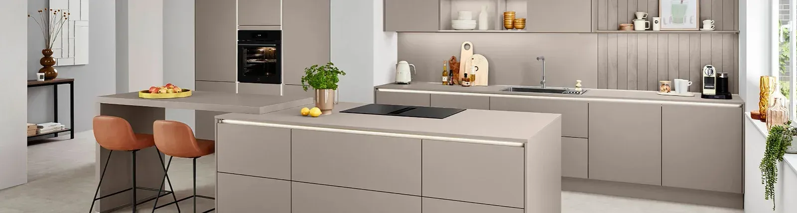 Moderne taupefarbene Nobilia Einbauküche mit Kücheninsel und Sitzbereich