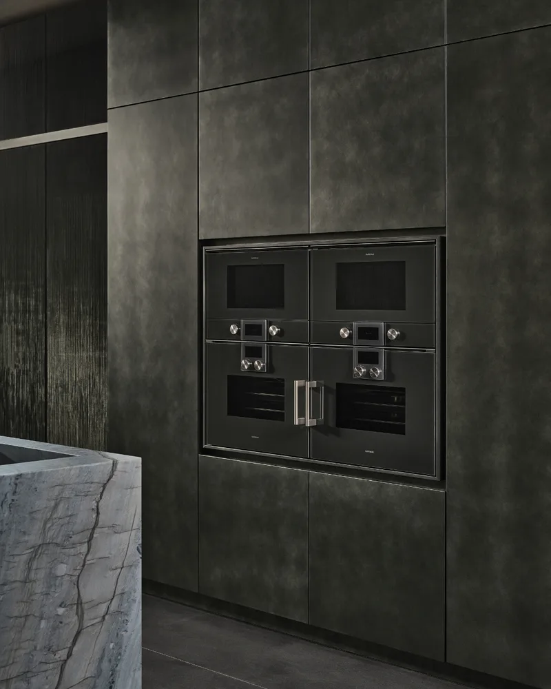 Eggersmann Milano Küche mit Hochglanzlack-Fronten und schlanken Aluminiumprofilen