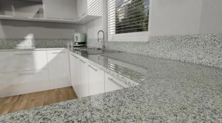 Weiße Küche mit Arbeitsplatte aus hellgrauem Granit Bianco Sardo