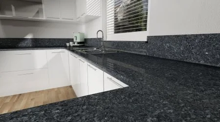 Weiße Küche mit Arbeitsplatte aus blaugrauem Granit Blue Pearl