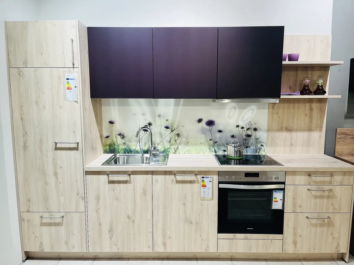 Häcker concept130 Küchenzeile in Sommereiche hell mit dunklen Oberschränken und Glasrückwand