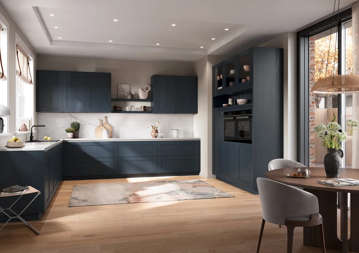 Häcker concept130 HAMPTON Rahmenfront in Samtblau als L-Küche mit Essplatz