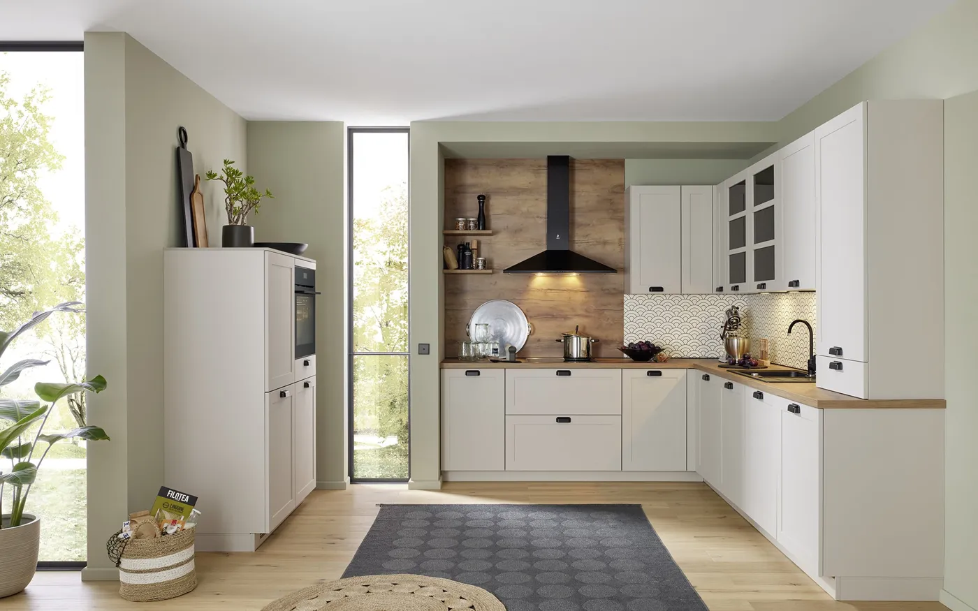 Helle nobilia L-Küche Nordic mit Holzrückwand