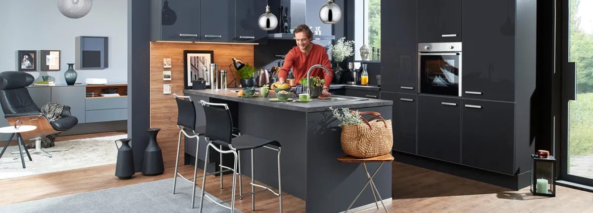 Moderne Küche mit schwarzen Fronten und Tresen aus der Höffner-Küchenwelt