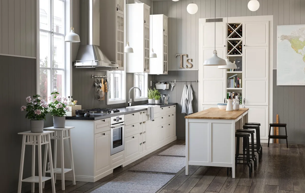 IKEA METOD Küche im klassischen Landhausstil, cremeweiße Fronten mit Kücheninsel