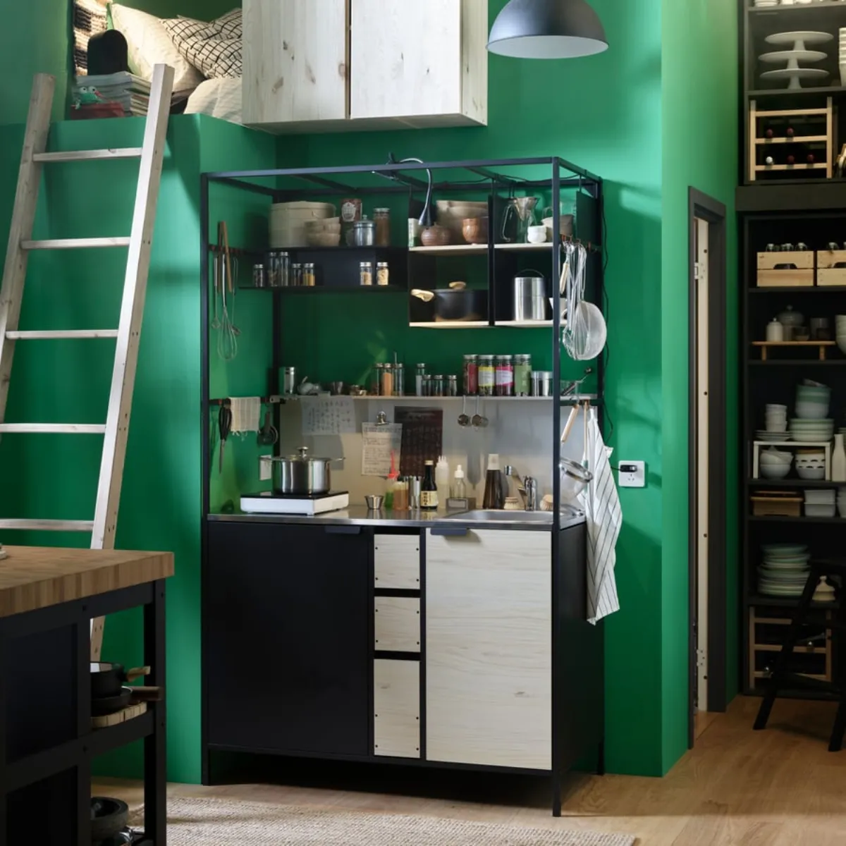 IKEA ÄSPINGE Kochnische in Schwarz und Esche an grüner Wand