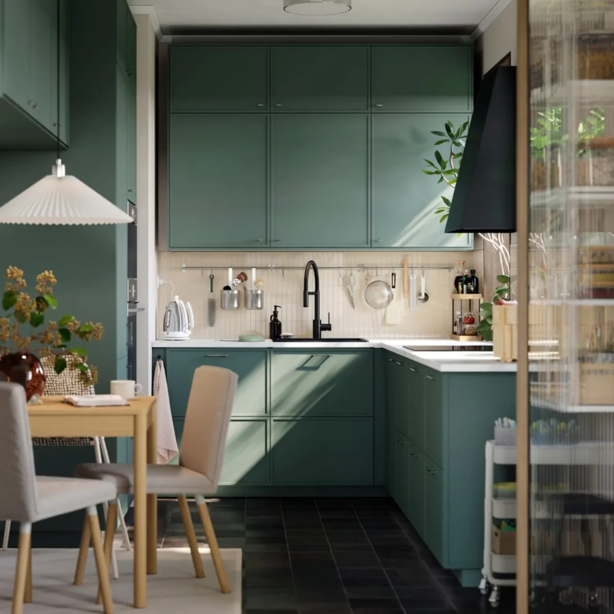 Kompakte IKEA METOD U-Küche mit mattgrünen ASPUDDEN-Fronten