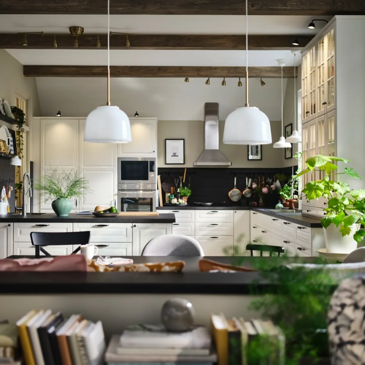 IKEA METOD Küche mit elfenbeinweißen BODBYN-Fronten und Hängeleuchten