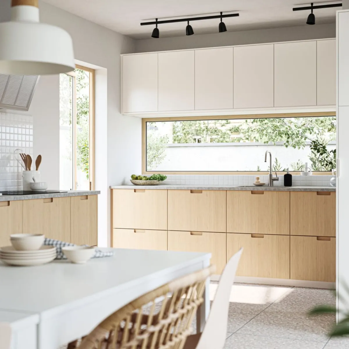 IKEA METOD Küche mit hellen Holzfronten FRÖJERED unten und weißen VEDDINGE-Oberschränken
