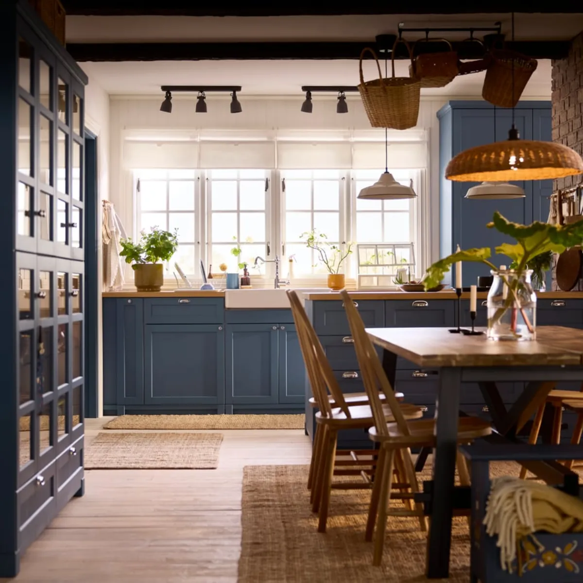 IKEA METOD Küche mit blauen LERHYTTAN-Fronten, Kücheninsel und Esstisch
