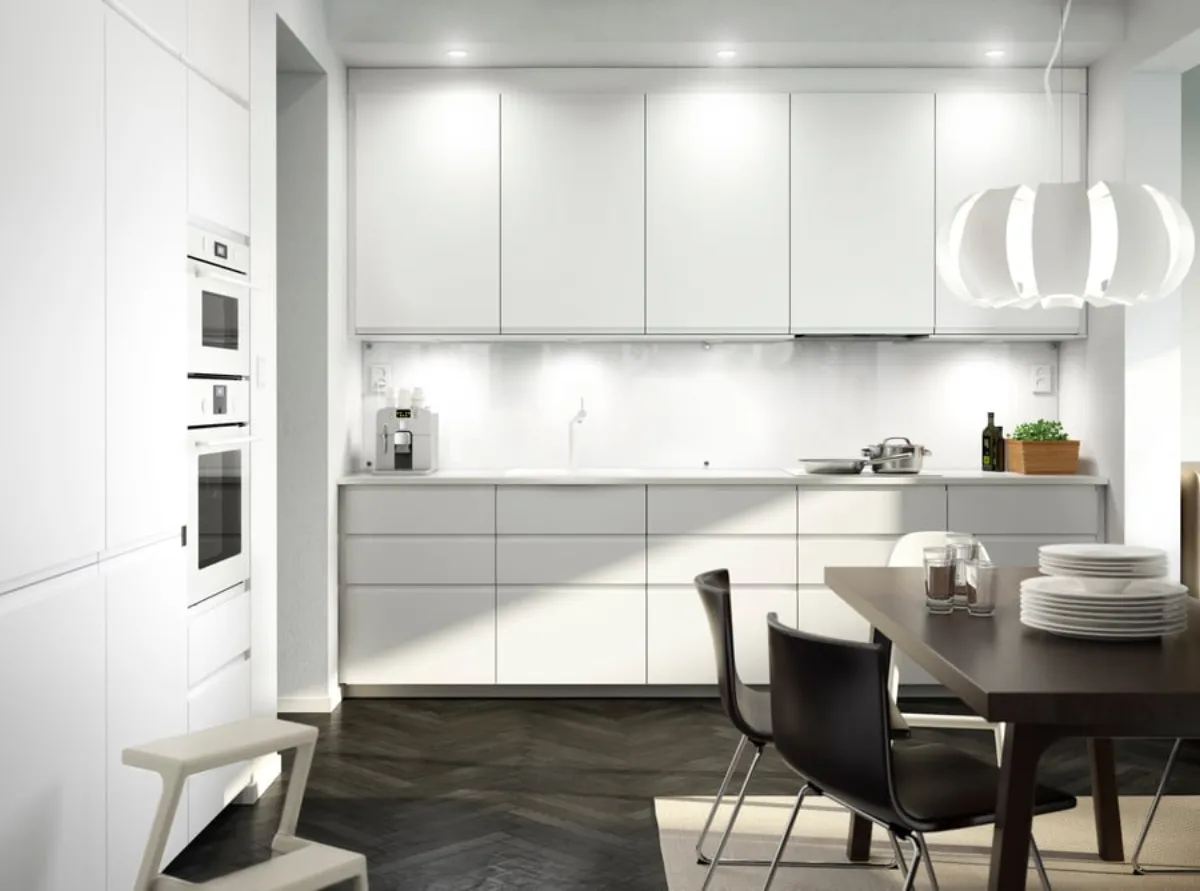 Große weiße IKEA METOD Küche mit VOXTORP-Fronten in Hochglanz