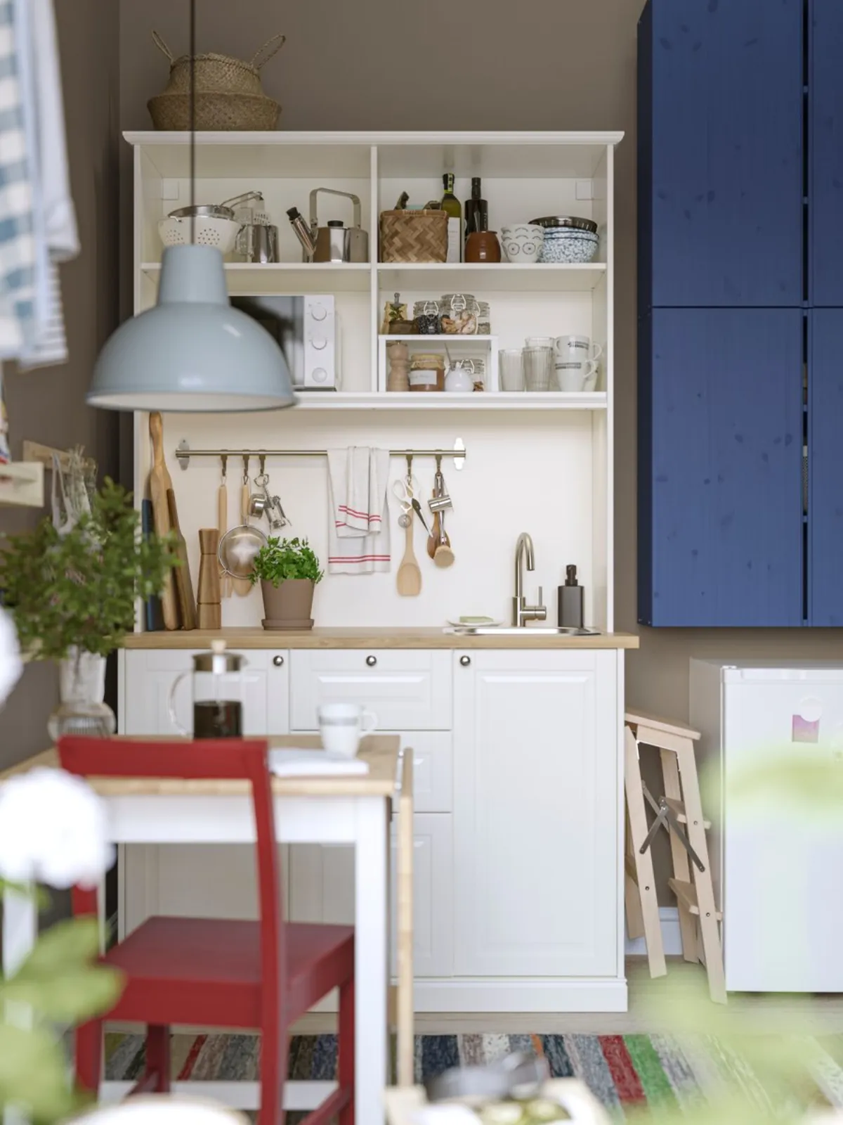 Weiße IKEA ÖNNERUP Kochnische mit Regalaufsatz