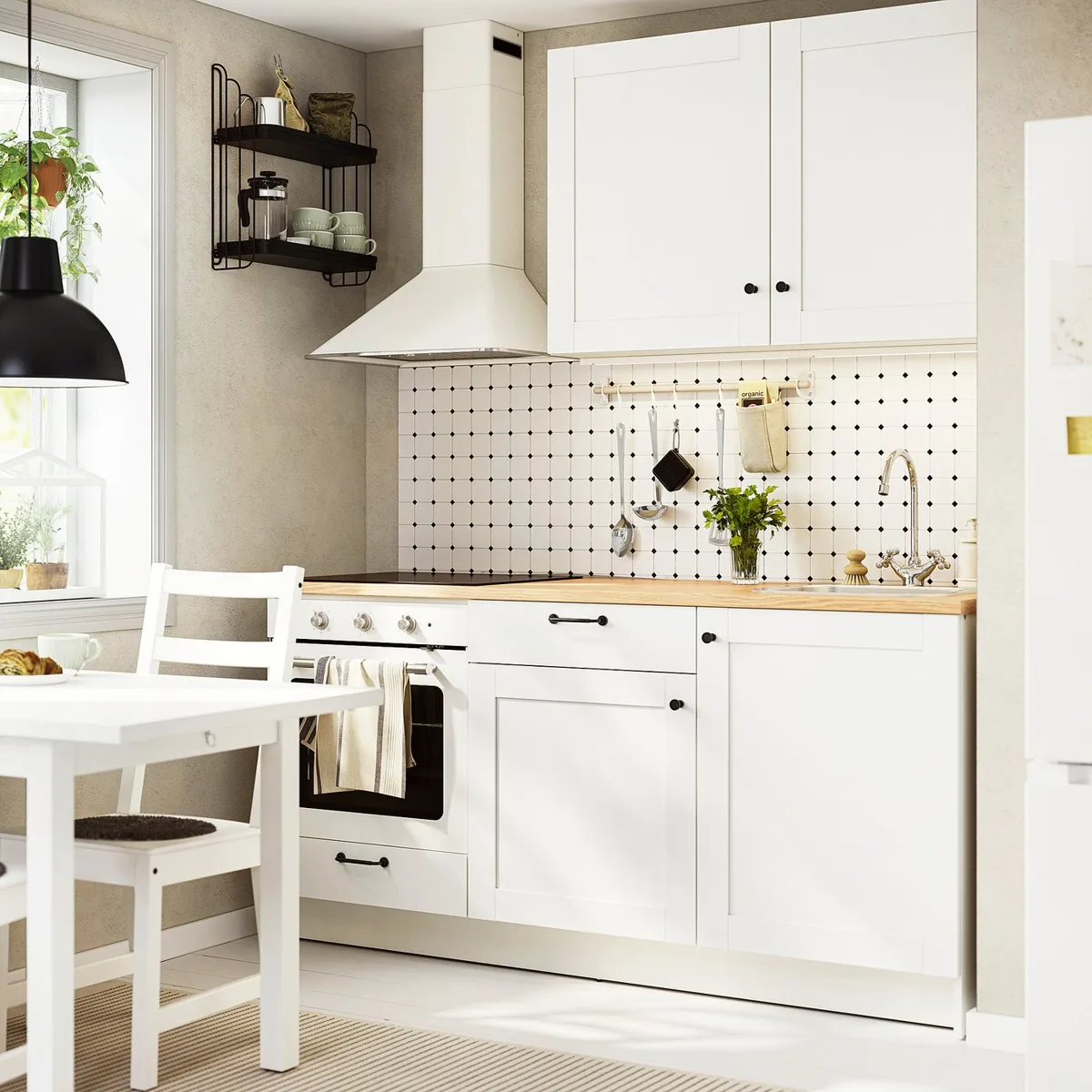 IKEA KNOXHULT Küche weiß mit Kassettenfronten, Backofen und Esstisch