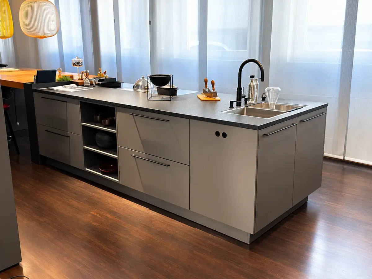 SieMatic Urban Kücheninsel in Grau mit Spüle im Studio