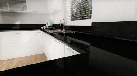 Weiße Küche mit Arbeitsplatte aus schwarzem Granit Nero Assoluto